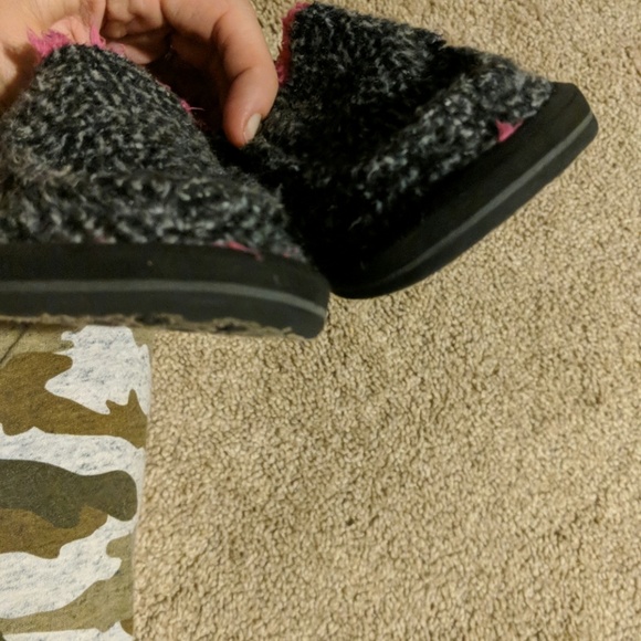 Sanuks worn once - Picture 5 of 7